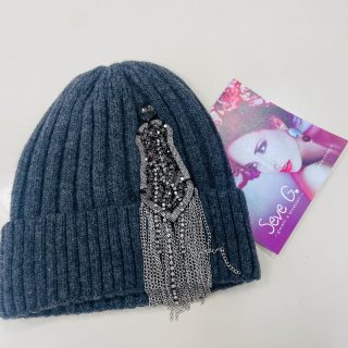 Nuovi cappellini … nuovamente disponibili 🖤grigio 🖤nero #🖤 #cappello #freddo #cappelloponpon #pezziunicirealizzatiamano