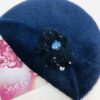 Basco in pelliccetta blu con applicazione a forma di fiore in lana cristalli e paillette